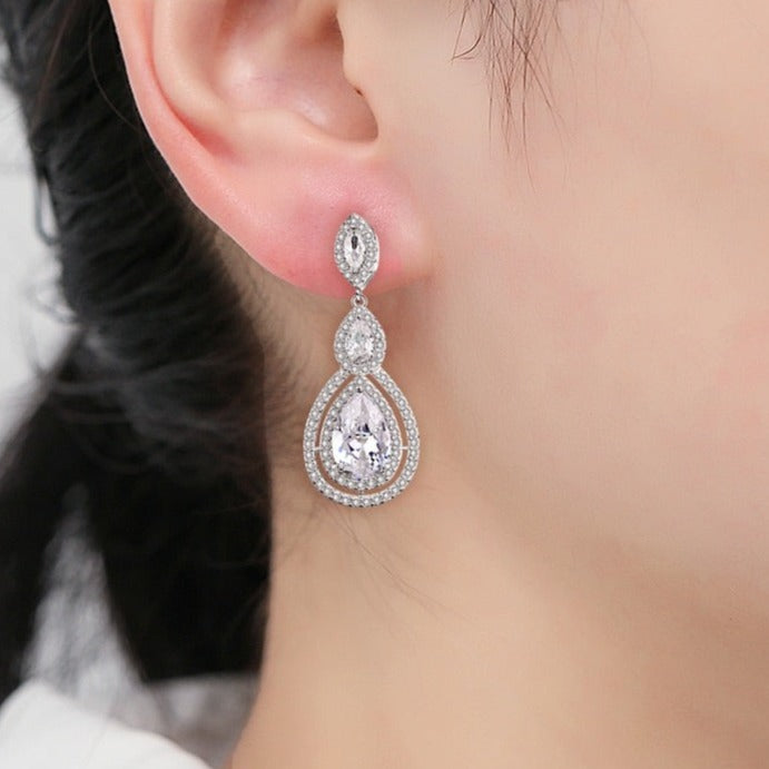 Waterdrop Cubic Zirconia Bridal Earrings
 
 Add a touch of elegance to your bridal ensemble with our Waterdrop Cubic Zirconia Bridal Earrings. These exquisite earrings feature:
 
 
Style: TRENDY
 
Stone FoGlam DuchessGlam DuchessWaterdrop Cubic Zirconia Bridal Earrings